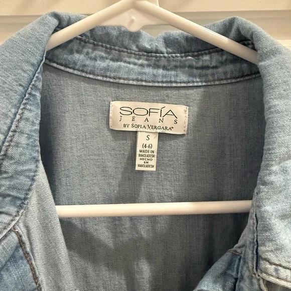 NWOT Sofia Vergara Light Blue Denim Shirt - Picture 2 of 5